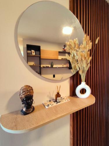 a shelf with a mirror and a vase on it at Faro 1, Parque Jaime Duque, Autódromo Tocancipá in Tocancipá