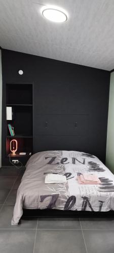 ein Schlafzimmer mit einem großen Bett mit schwarzem Kopfteil in der Unterkunft Ravito in Peissant