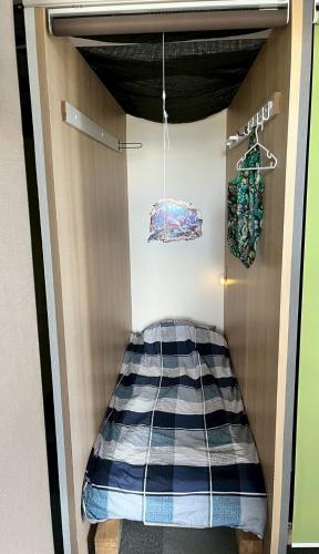 a room with a bed in a room with at ゲストハウスブルーオーシャン那覇 in Naha