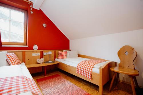 a bedroom with two twin beds and a window at Gästehaus Berger in Tröpolach