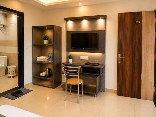a room with a desk with a television and a chair at Hotel Shekhawati Resort -Parking Restaurant Near Toran Dwar in Khātu