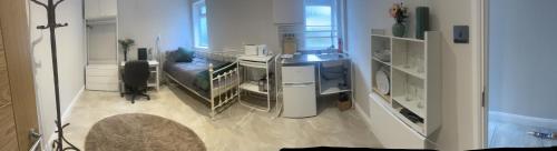 a room with a desk and a bed in a room at Costa del Pinner in Northwood