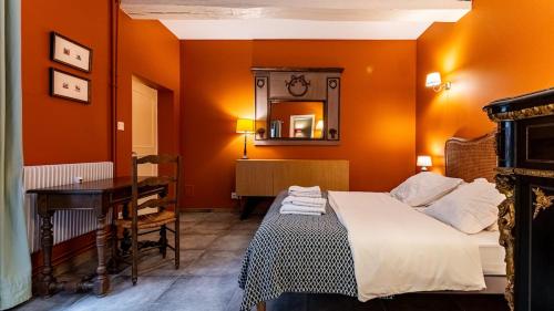 a bedroom with orange walls and a bed and a desk at Maison Wilson - Dijon centre - very quiet in Dijon