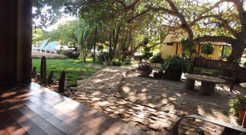 Taman di luar Pousada Chica Pitanga
