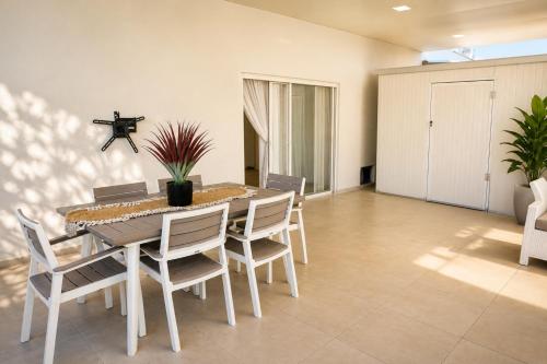 a dining room with a table and chairs at סוויטת אריאל - סוויטה משפחתית עם מרפסת בבית שאן in Bet Sheʼan