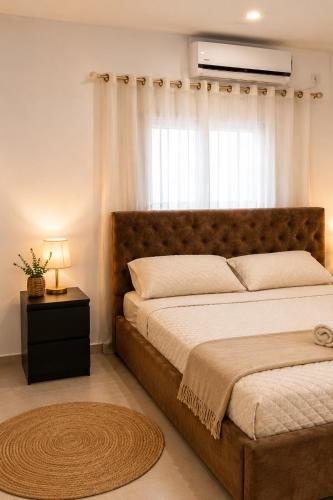 a bedroom with a large bed and a window at סוויטת אריאל - סוויטה משפחתית עם מרפסת בבית שאן in Bet Sheʼan