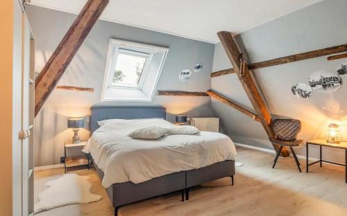 a bedroom with a bed and two tables and a window at Grytmanshoeve, Vakantiehuis met glamping in Niawier