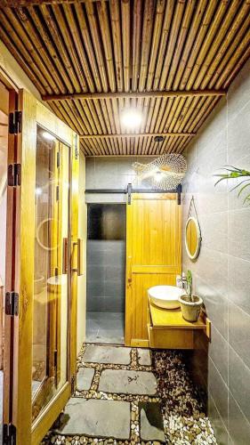 a bathroom with a sink and a toilet and a shower at Te Retreat in Hà My Tây (2)