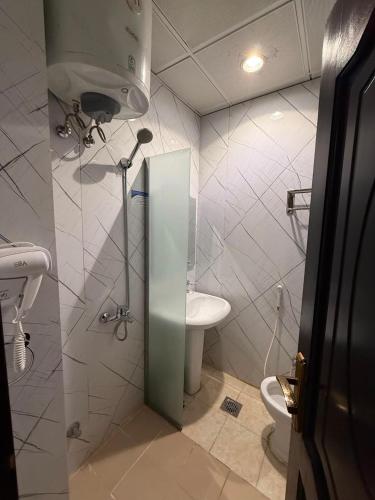 a bathroom with a toilet and a sink at Johra International Hotel فندق جوهرة إنتر ناشونال in Medina