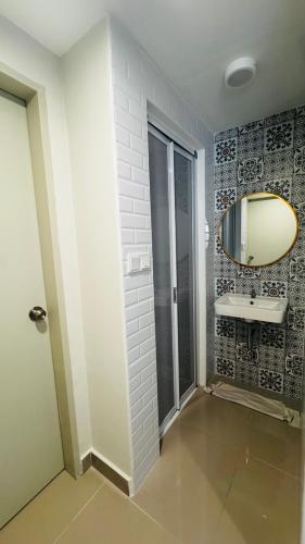 a bathroom with a sink and a mirror at Rumah Suri Homestay at Arena2 Residence Kota Warisan in Sepang