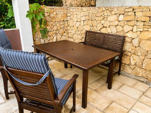 Beachfront Apartment with Stunning Sea Views - Renovated 2025
