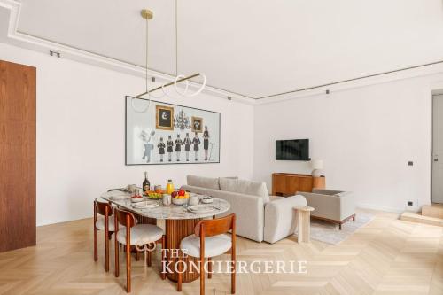 LE BEAU CHAMPS-ELYSEES - Luxury Apartment, AIR COND, LIFT