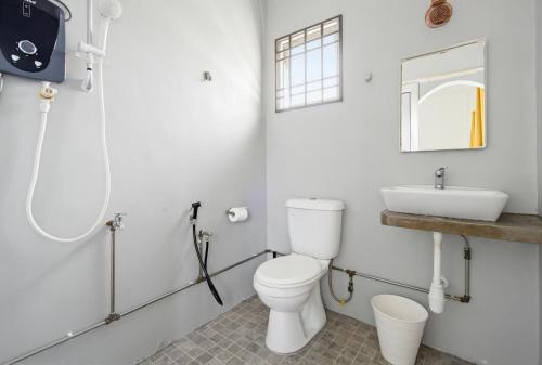 a bathroom with a toilet and a sink at Sugar Houz ruum2 in Johor Bahru