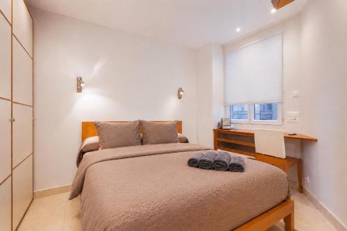 La Tournelle Paris Luxury Apartment on Seine Riverfront, facing Île Saint-Louis