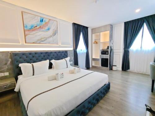 a large bedroom with a large white bed in it at Frazel Heritage Hotel in Alor Setar