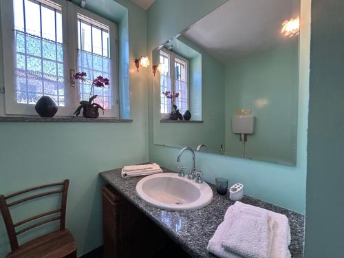 a bathroom with a sink and a mirror at Casa Molisso in Montegrosso dʼAsti