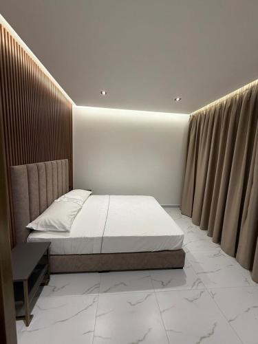 a bedroom with a bed in a room at Royal Luxury Apartaments in Lezhë