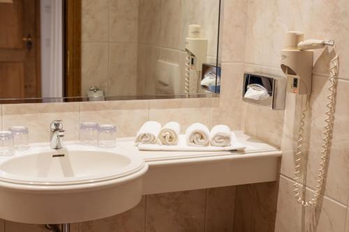 ein Badezimmer mit Waschbecken und Spiegel in der Unterkunft Eurener Hof in Trier