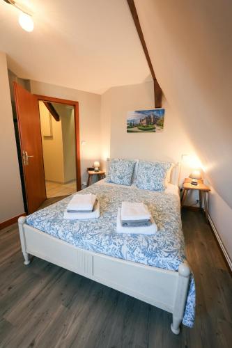 a bedroom with a bed with two towels on it at Gîte sous le toit du vigneron in Epfig