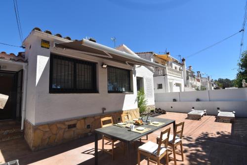 Empuriabrava Byblos Acogedora casa con jardín privado y piscina comunitaria en Empuriabrava Costa Brava