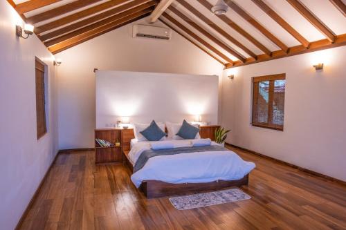 a bedroom with a large bed in a room at Tropical Grove in Polgolla