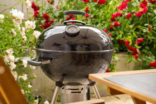 Ein Blumentopf steht auf einem Tisch in der Unterkunft MOLA Apartments-Stilvolle Altstadtwohnung- Seilersee-5 Personen-Terrasse-Grill-Gratis WLAN in Iserlohn