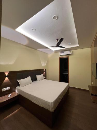 a bedroom with a bed with a ceiling at Oasis hotels in Hoshiārpur