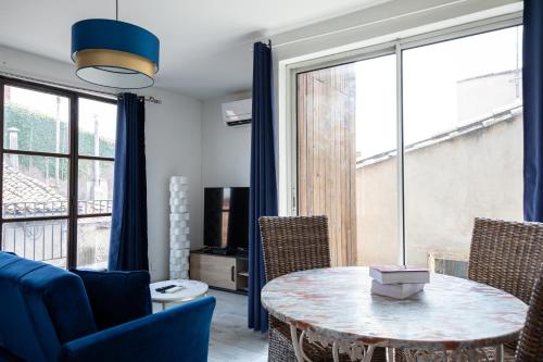 a living room with a table and chairs at Rooftop privé - Clim - Place Carnot - Wifi in Carcassonne