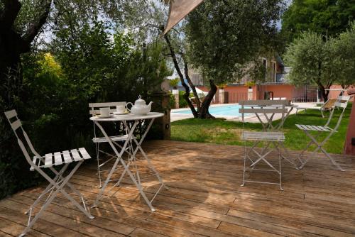 a table and chairs sitting on a patio with a pool at Villino con piscina in Terni