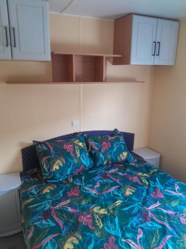 a bedroom with a bed with a blue comforter at Casa da Cristina 5A in Burinhosa