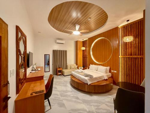 a hotel room with a bed and a desk at MBC Hotel in Guinlajong