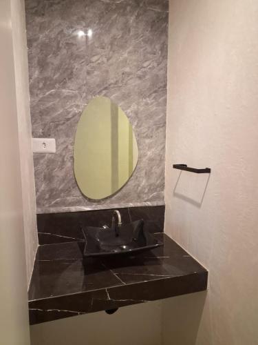 a bathroom with a sink and a mirror at espaço completo só para você e seus familiares in Gravatá