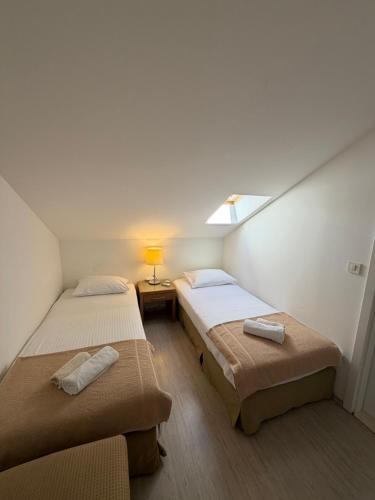 a room with two beds and a lamp in it at Villa Fragola in Doli