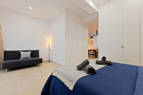 Modern apartment with patio and two bathrooms