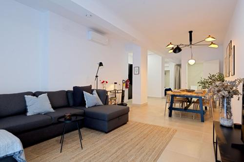 Modern apartment with patio and two bathrooms