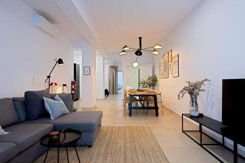 Modern apartment with patio and two bathrooms