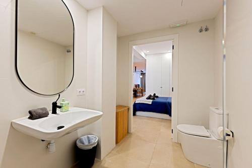 Modern apartment with patio and two bathrooms