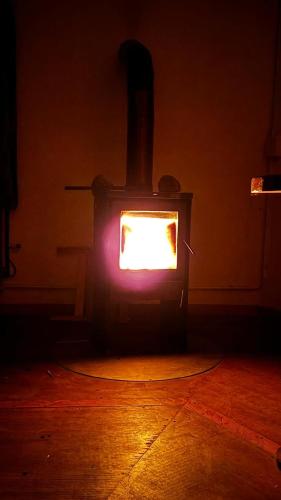 an oven is sitting in a dark room at Cosmika, eco casa de montaña in Las Calles