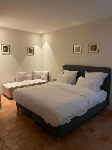 two beds sitting next to each other in a bedroom at La Villa Saint-Antoine in Violès