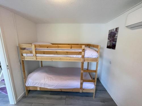 a bedroom with two bunk beds in a room at Het lila huisje in Herkingen