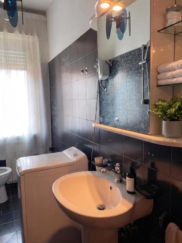 a bathroom with a sink and a toilet at Tra le vie di Todi in Todi