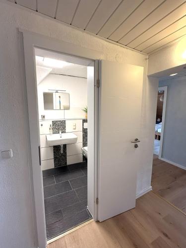 an open door to a kitchen with a sink at Gästewohnung in Algermissen in Algermissen