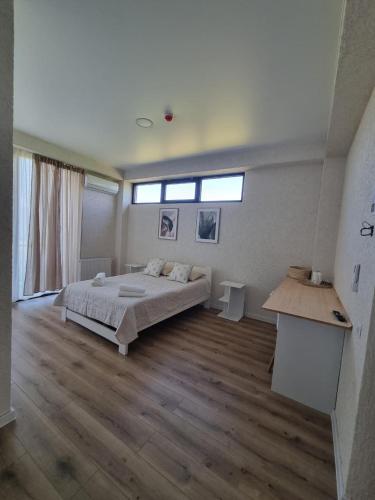 a large bedroom with a bed and a window at Verde Resort in Ikalto