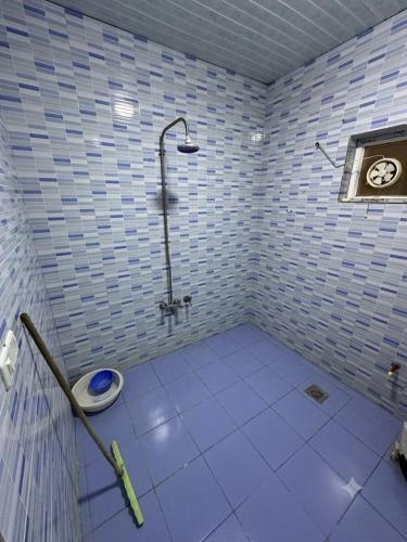 a bathroom with a shower and a toilet in it at Welcoming Multi-Bedroom House in Duhok