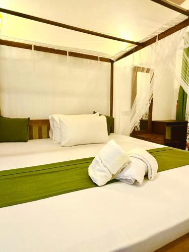 a bedroom with two beds with towels on them at villa Senoa in Ahangama