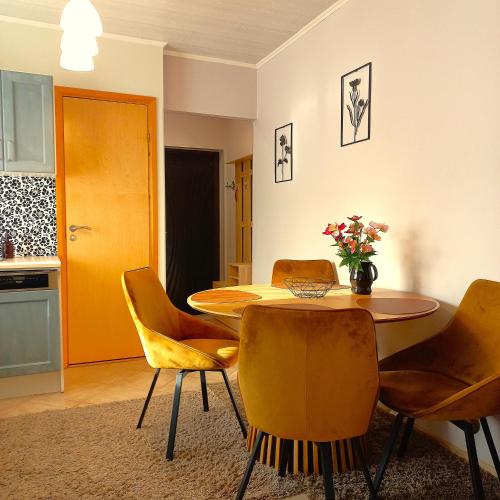 a kitchen and dining room with a table and chairs at Yasmin Apartment in Pärnu