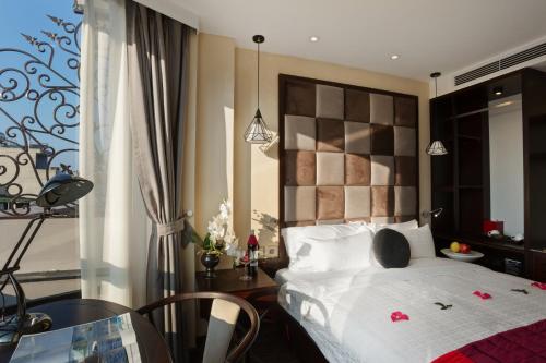 Postel nebo postele na pokoji v ubytování Hanoi La Storia Hotel