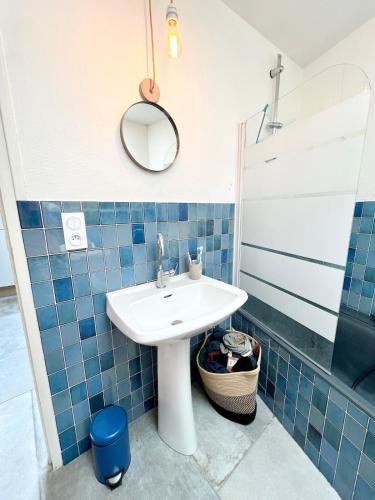 a bathroom with a sink and a mirror at Maison de pêcheur Quiberon in Quiberon