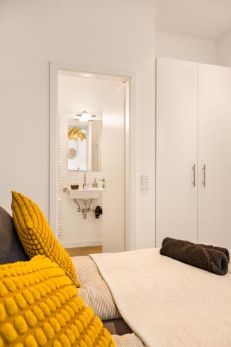 a bedroom with a bed and a sink and a mirror at Mola Apartments- Trendiges Apartment in der City-Nähe Dortmund-Terrasse-3 Gäste-WLAN in Herdecke