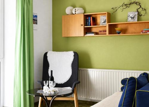 a living room with a chair and a glass table at Siebers-Ferienwohnung in Saupsdorf